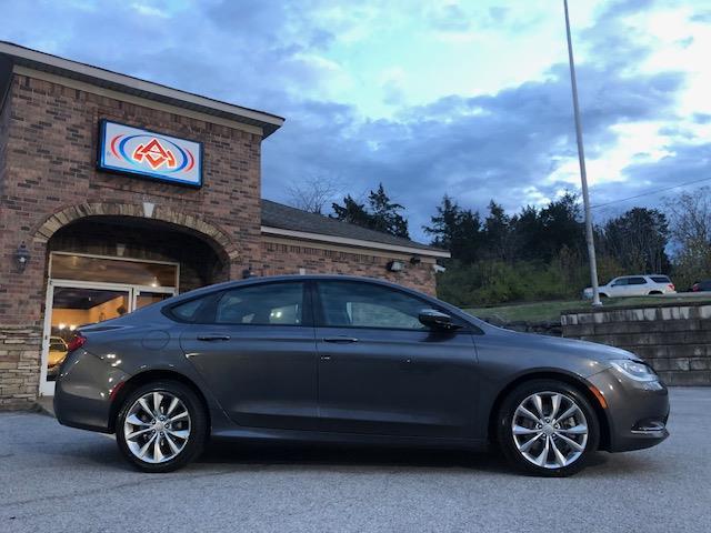 2015 Chrysler 200 - Image 2