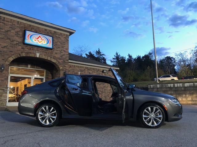 2015 Chrysler 200 - Image 18