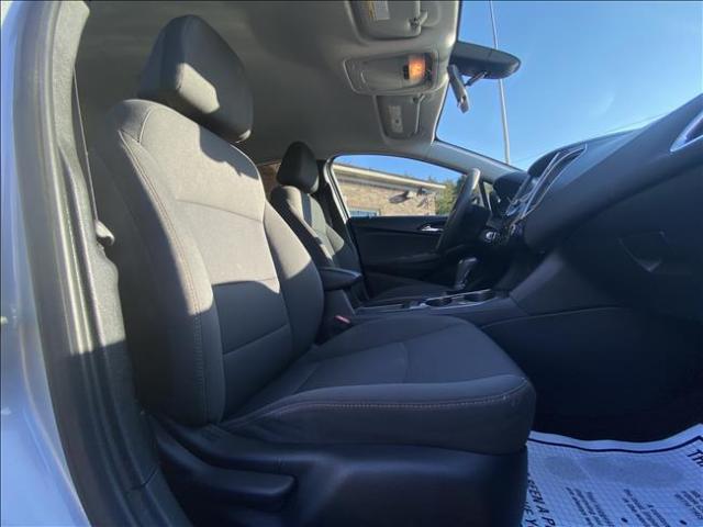 2019 Chevrolet Cruze - Image 17