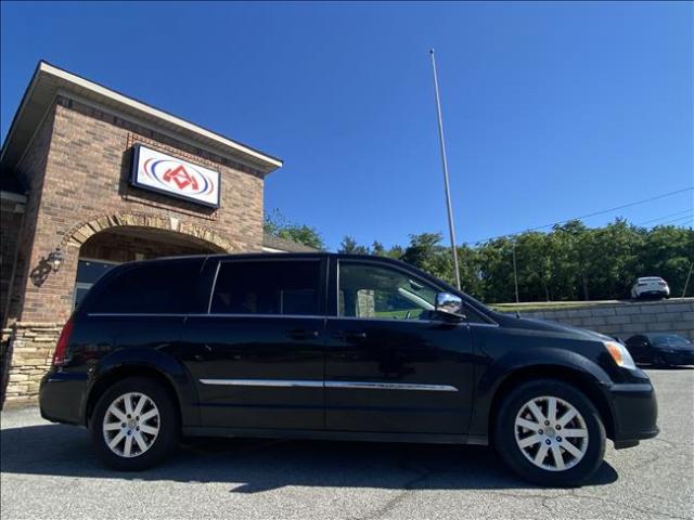 2012 Chrysler Town & Country - Image 2